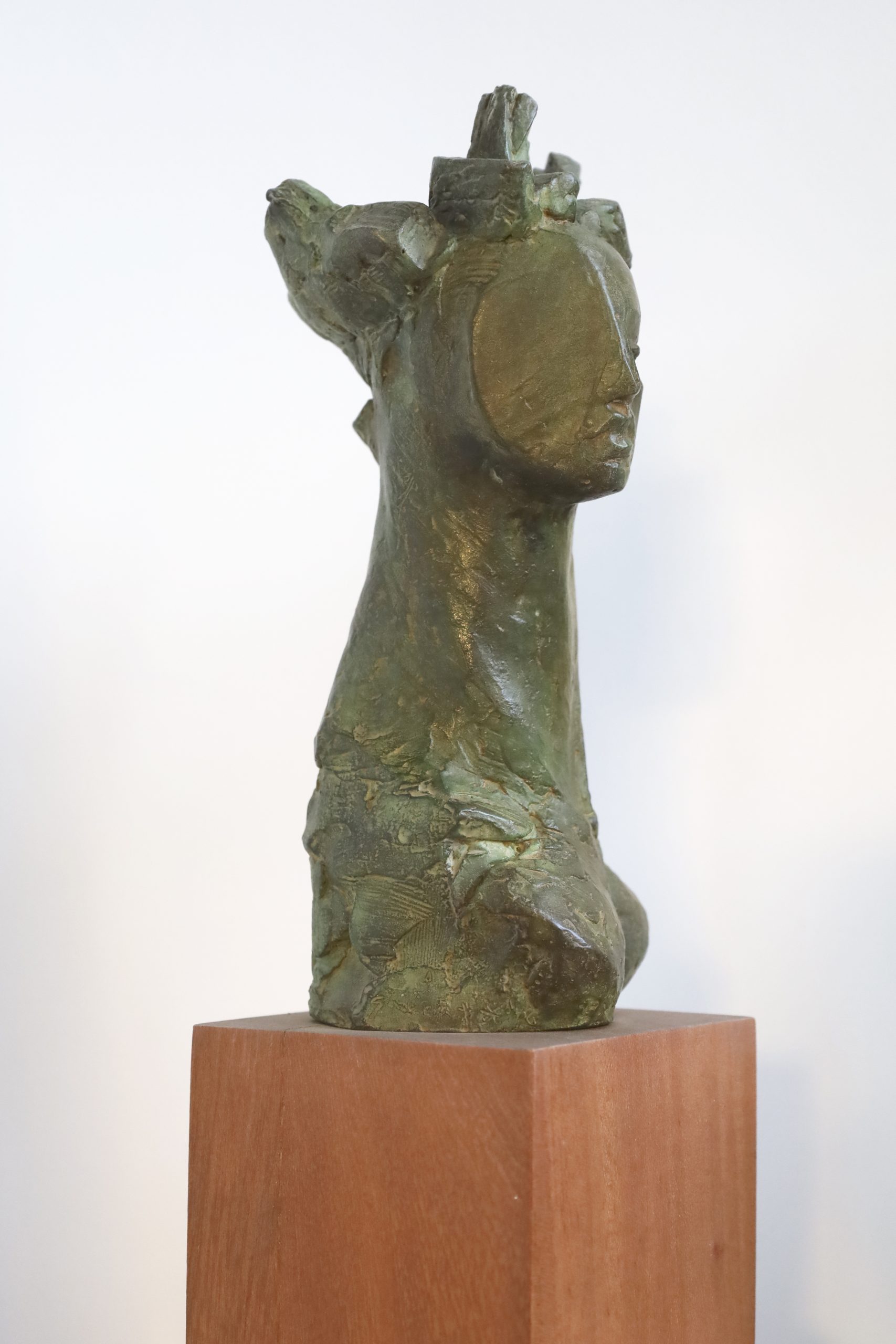 escultura Mujer Libro bronce y madera vista lateral