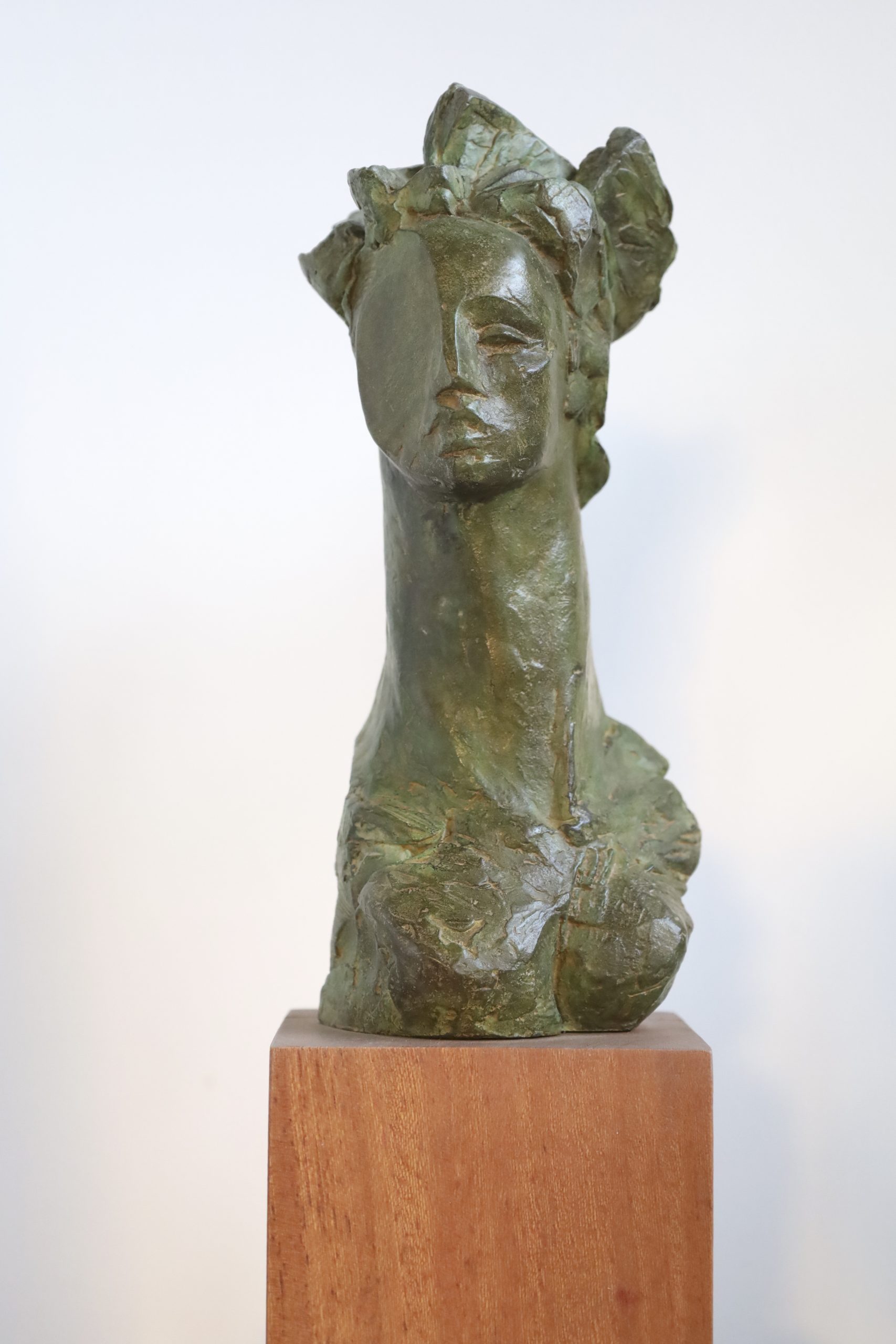 escultura Mujer Libro bronce y madera vista frontal