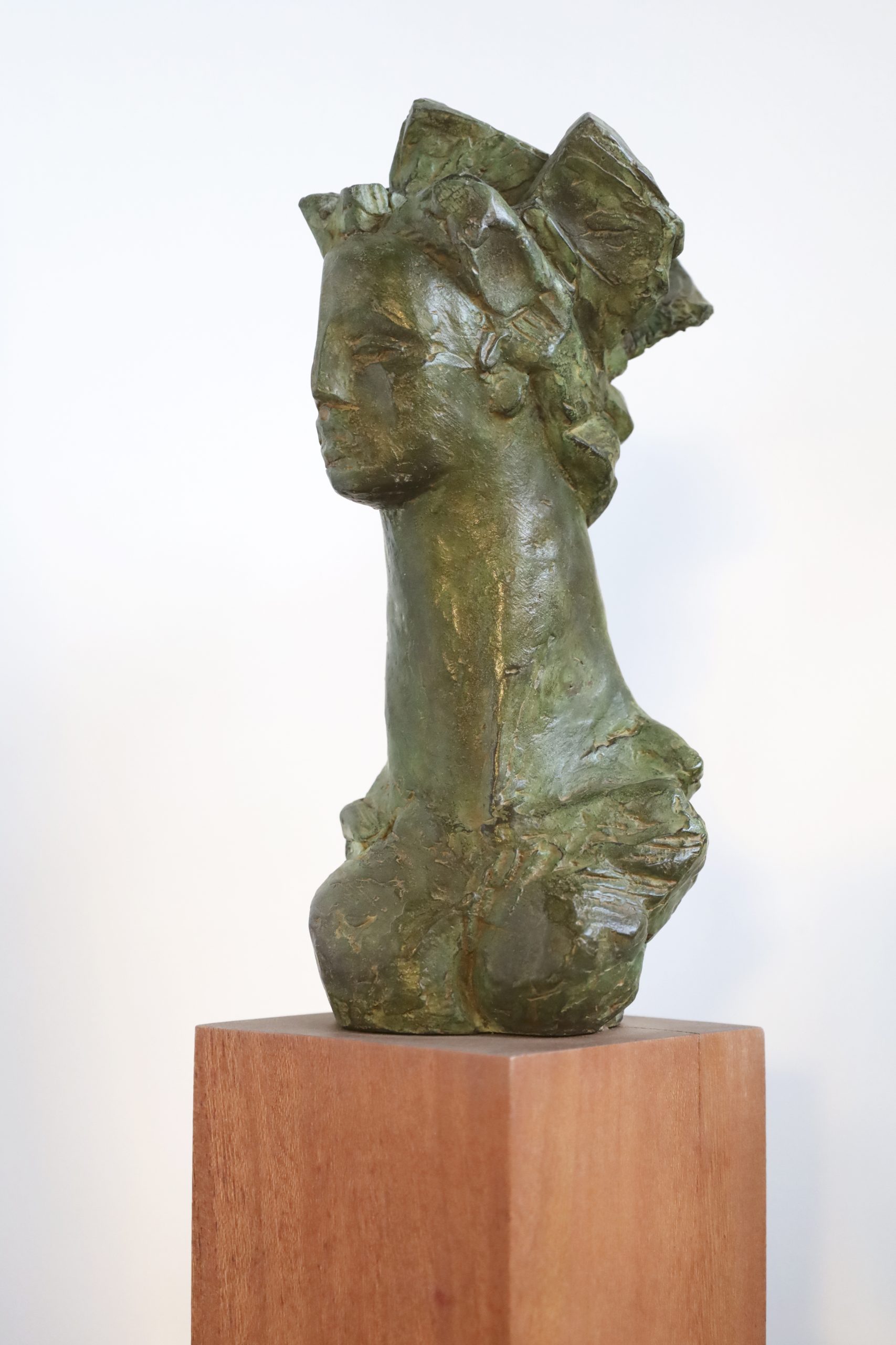 escultura Mujer Libro bronce y madera vista trasera