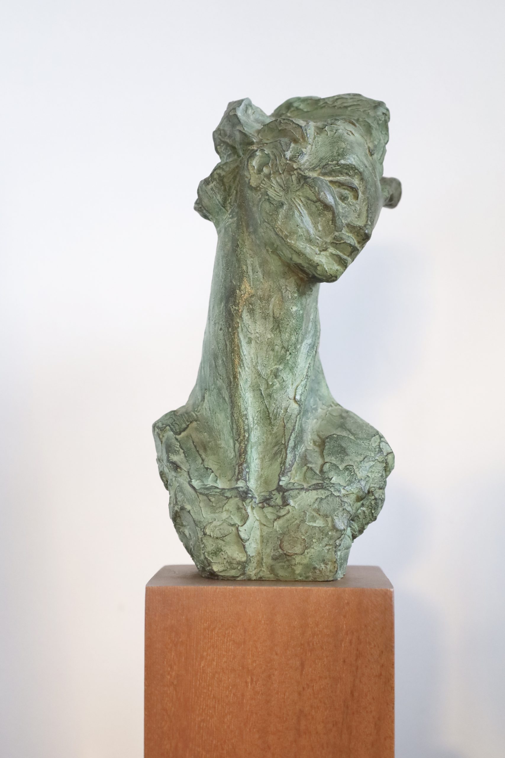 escultura Poeta bronce Luis Manuel García Cruz vista lateral
