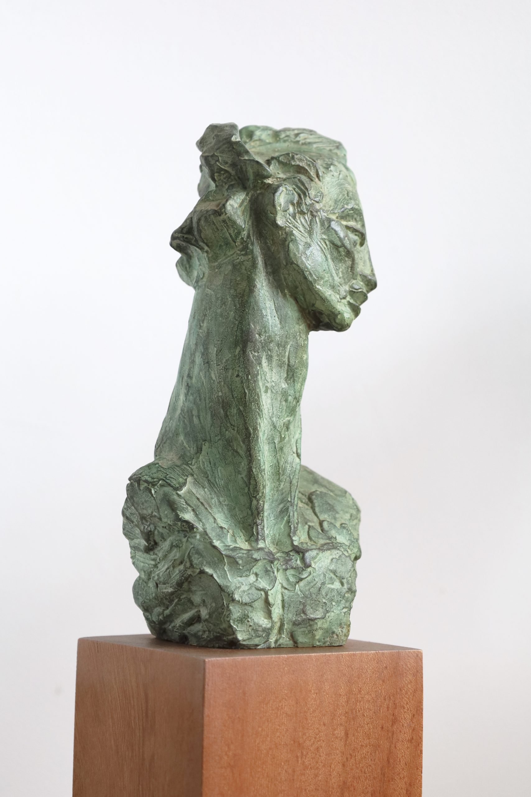 escultura Poeta bronce y madera Luis Manuel García Cruz vista trasera