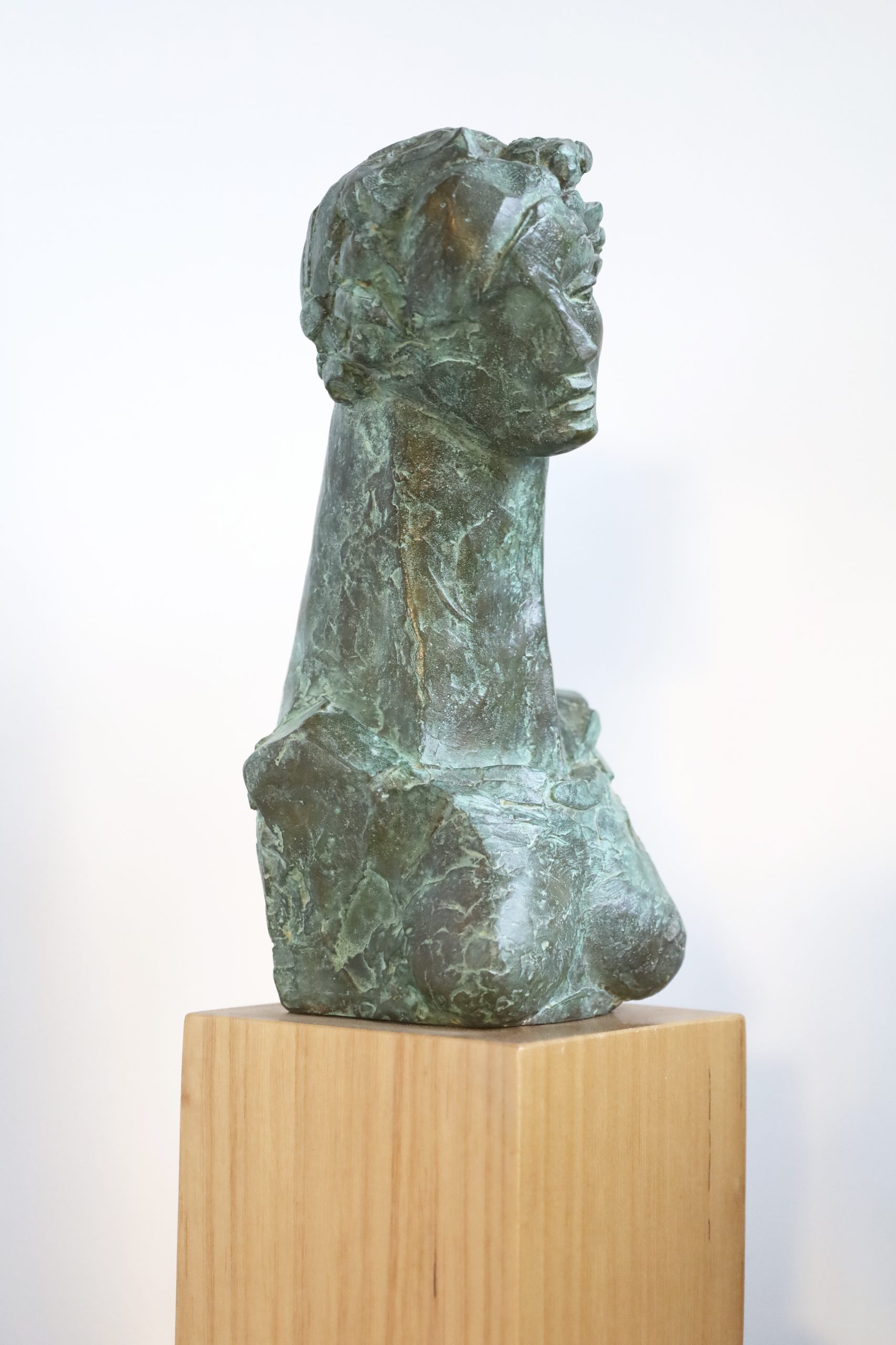 escultura Seikilos bronce y madera Luis Manuel García Cruz vista trasera